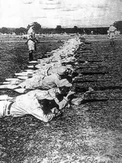 1943年4月1日 中國遠征軍昆明訓練中心開學（圖片來源：歷史上的今天TodayOnHistory.com）