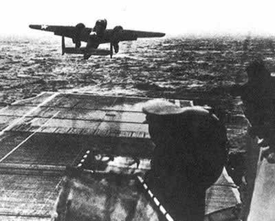 美國杜立德轟炸機編隊首次空襲東京