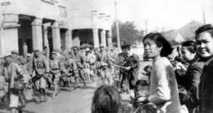 人民解放軍突破千里江防 毛澤東賦詩追窮寇