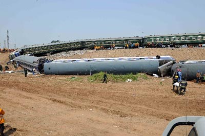山東境內(nèi)發(fā)生火車相撞事故 71人死亡