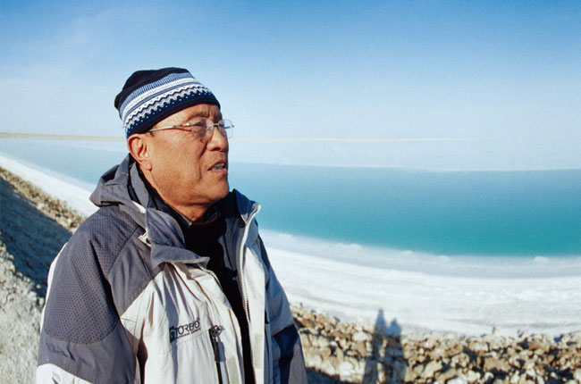 2008 年12 月,夏訓(xùn)誠望著羅布泊湖重新泛出的清泉,開心地笑了